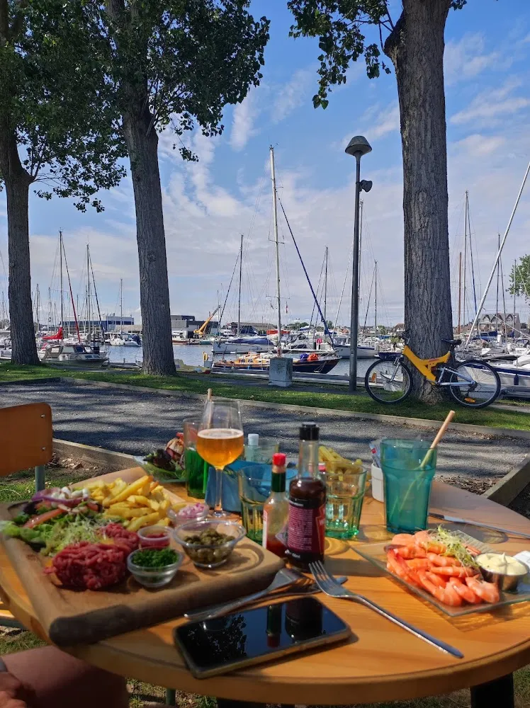 Tartare Et Assiette de Crevettes Roses